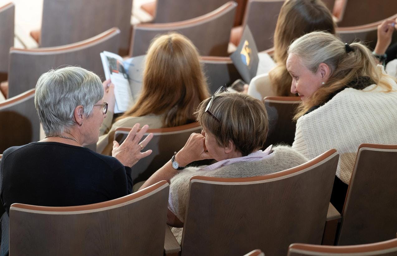 Tre kvinner i publikum i Troldsalen