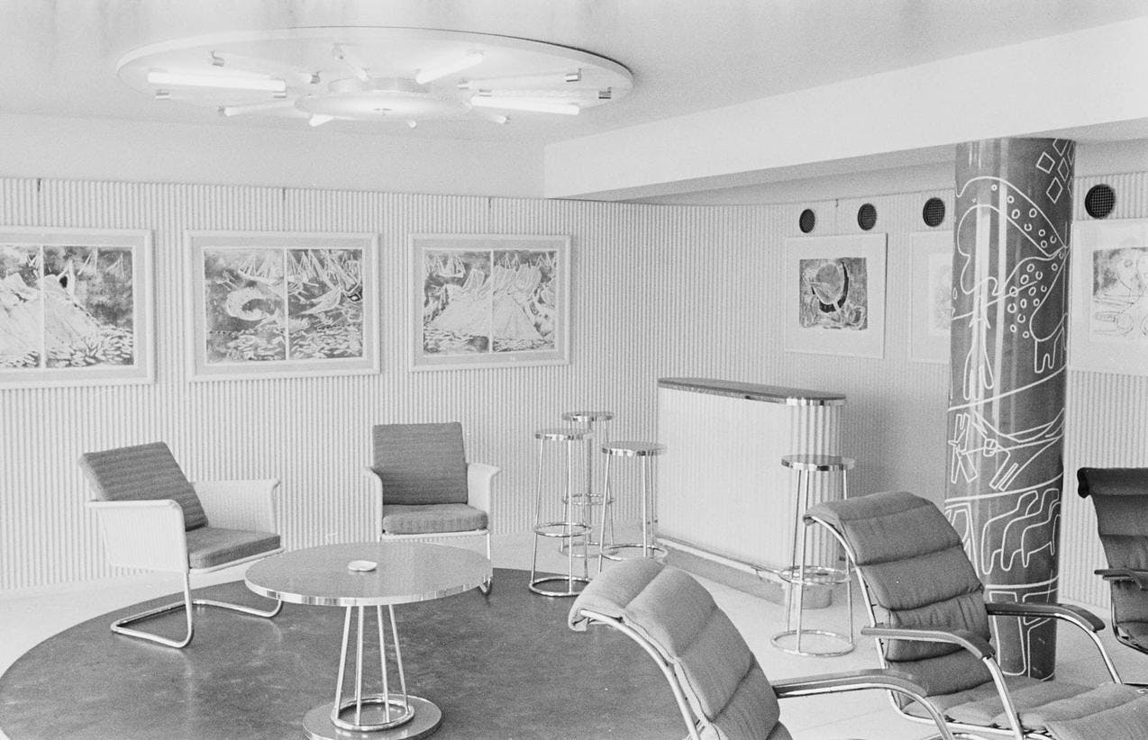 Interiør fra Villa Stenersen i sort-hvitt. Vi ser en rekke stålrørsmøbler, og malerier på veggene.