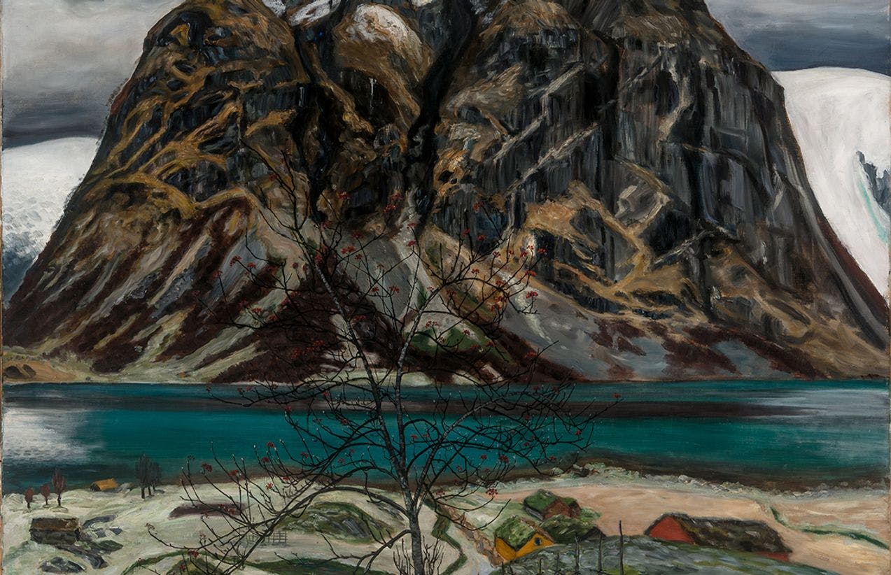 Et maleri med et stort ruvende fjell i mørke toner. I forgrunnen en snødekket mark og et vann i mellom.
