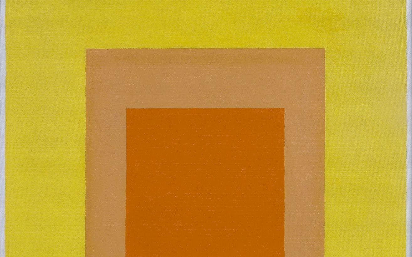 abstrakt maleri av kvadrater i gul og oransjetoner.