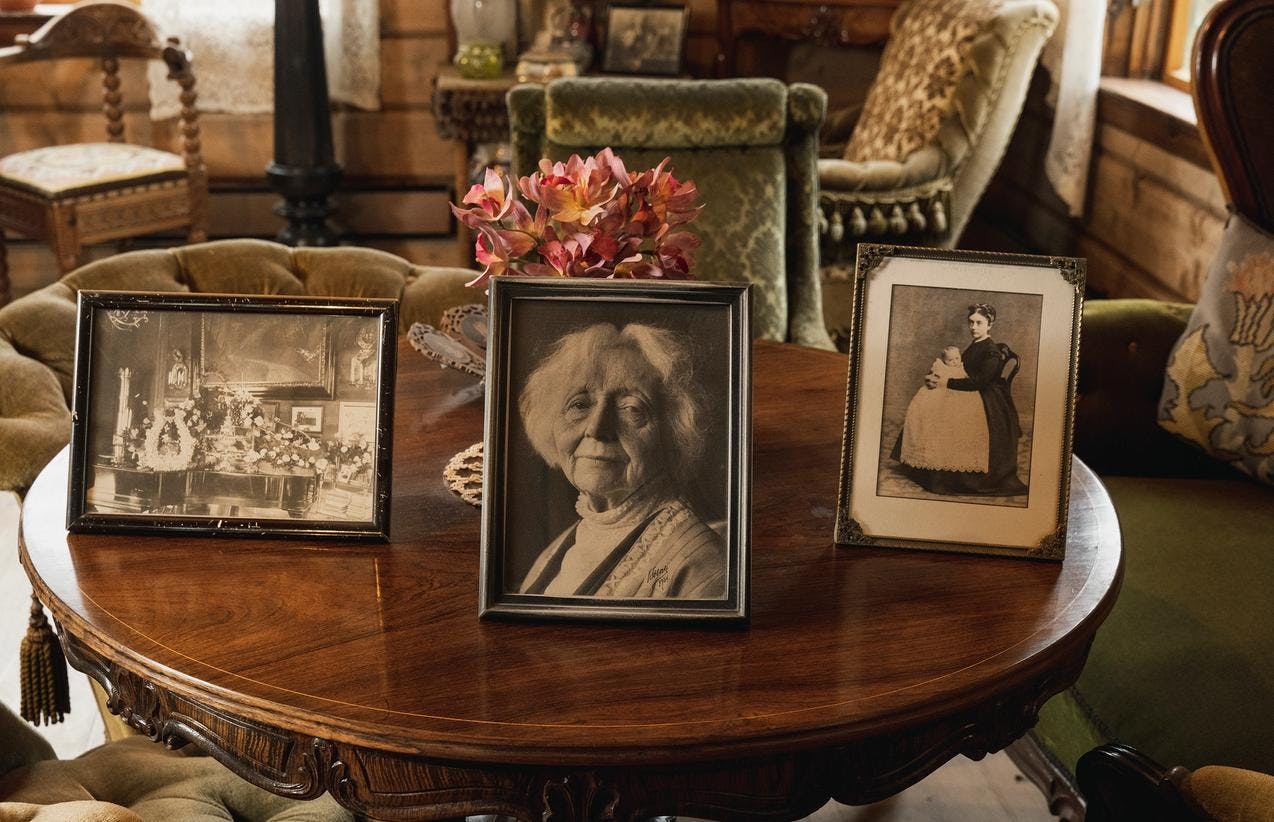 Et fotografi av Nina Grieg er plassert oppå et bord, inne i Griegs villa