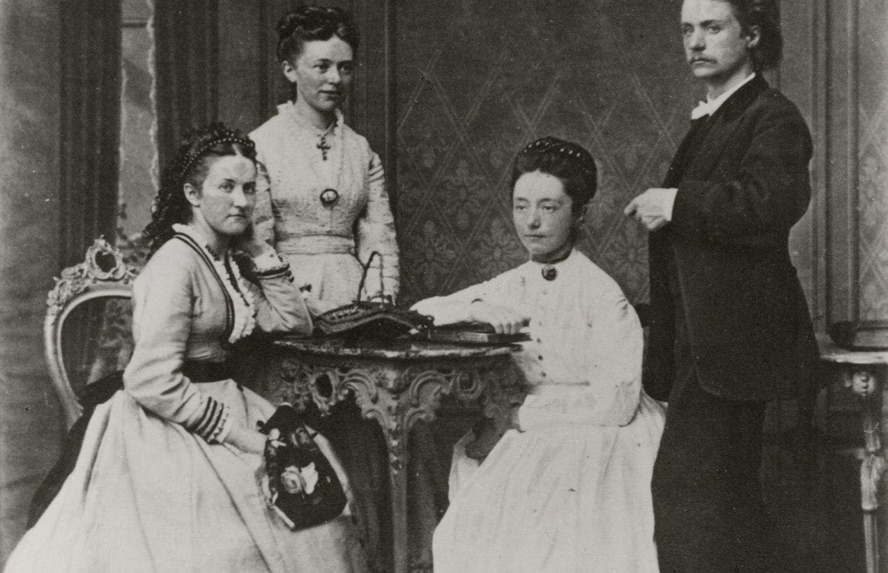 Edvard og Nina Grieg fotografert sammen med Ninas to søstre i 1865.