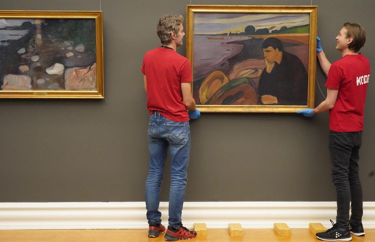 To menn henger opp et maleri av Edvard Munch