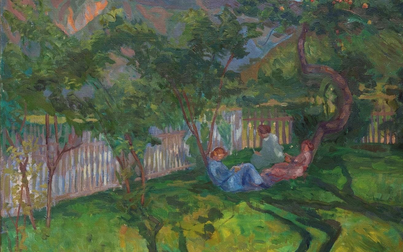 Maleri av tre personer som ligger på gresset i en frodig hage, under trær, mens de leser