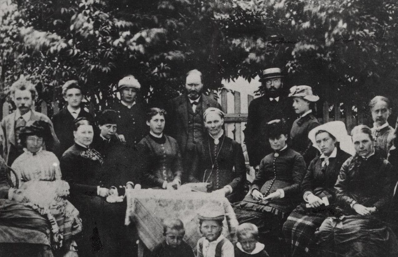Fotografi av Edvard Grieg med venner i Lofthus, ca. 1881.