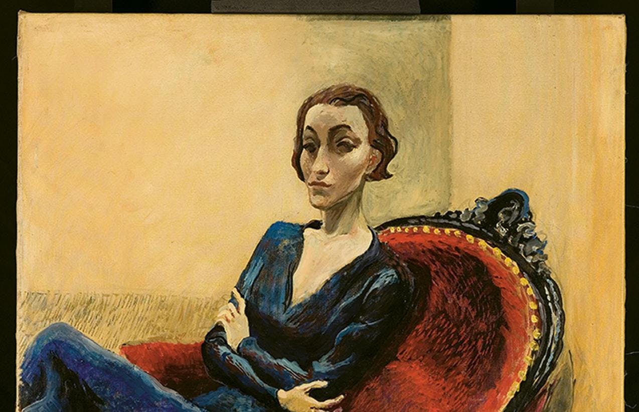 Et maleri av en kvinne i lang mørkeblå kjole som sitter i en vinrød lenestol med treutskårede detaljer.