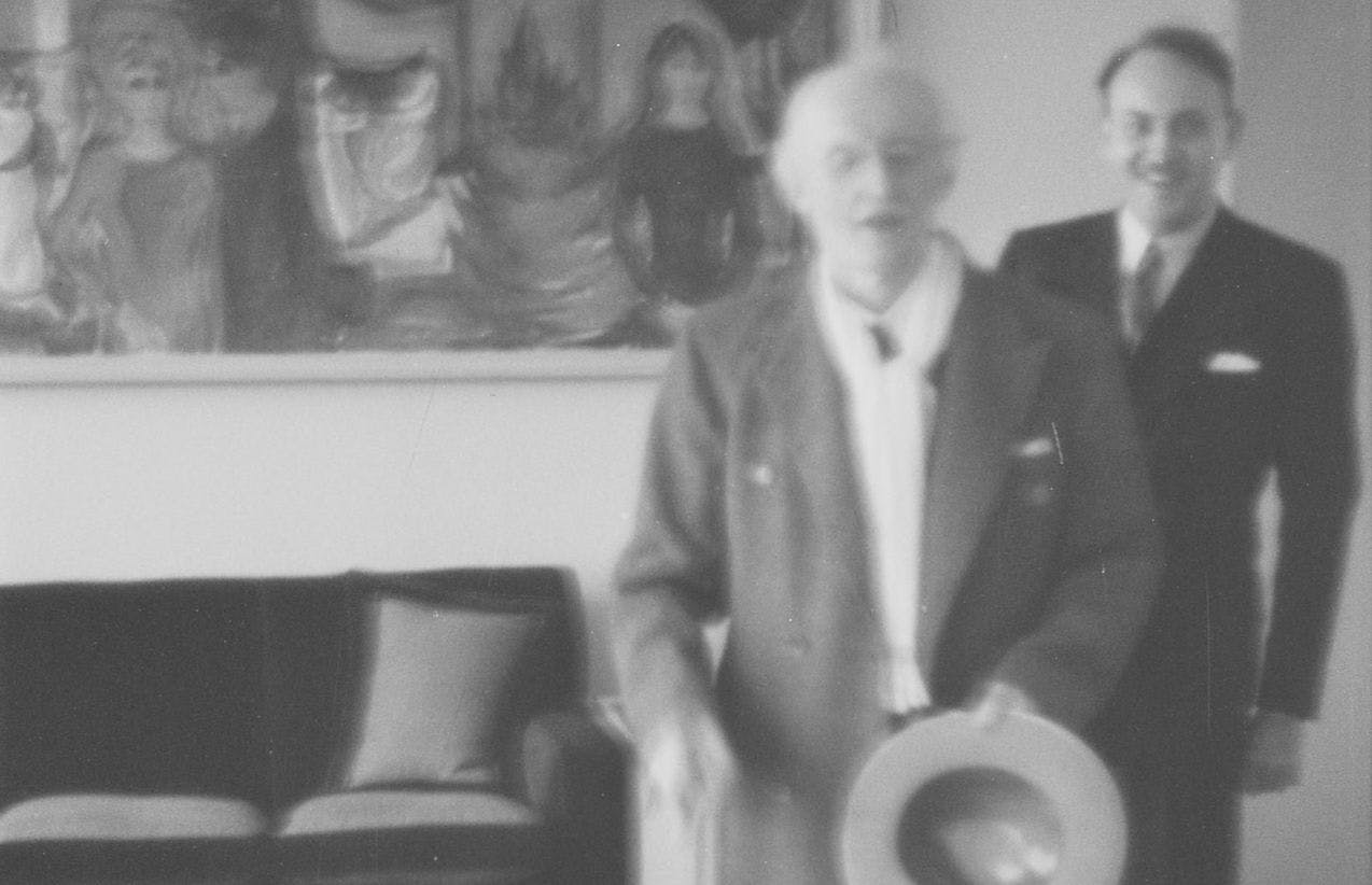 To menn i et sort-hvitt foto. En eldre Edvard Munch til venstre for Rolf Stenersen.