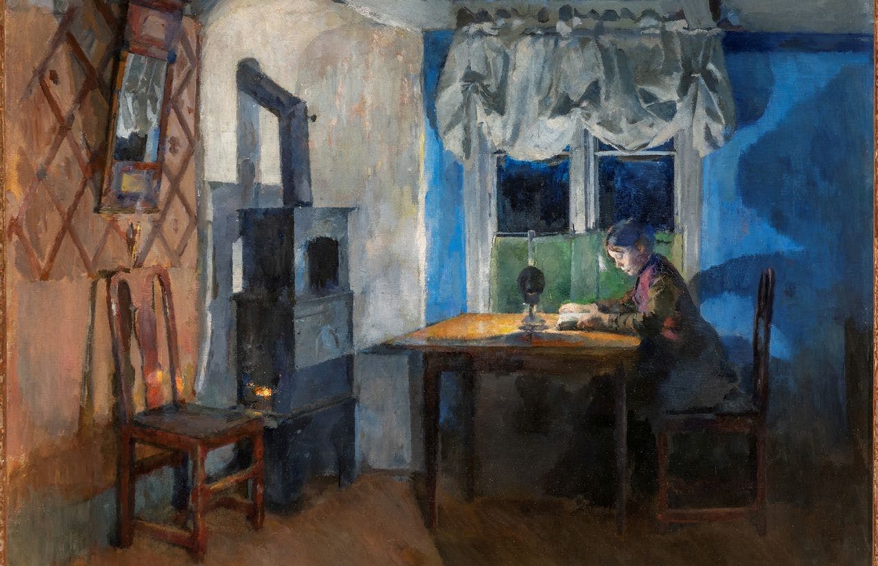 Harriet Backers maleri med tittelen Ved lampelys viser et enkelt interiør fra en stue med knall blå vegger. En stol og en smijernsovn står ved venstre vegg. Sentralt i bildet sitter en kvinne i lang kjole ved et bord, sett fra siden. Hun leser i en bok, med en lampe på bordet som eneste lyskilde. 