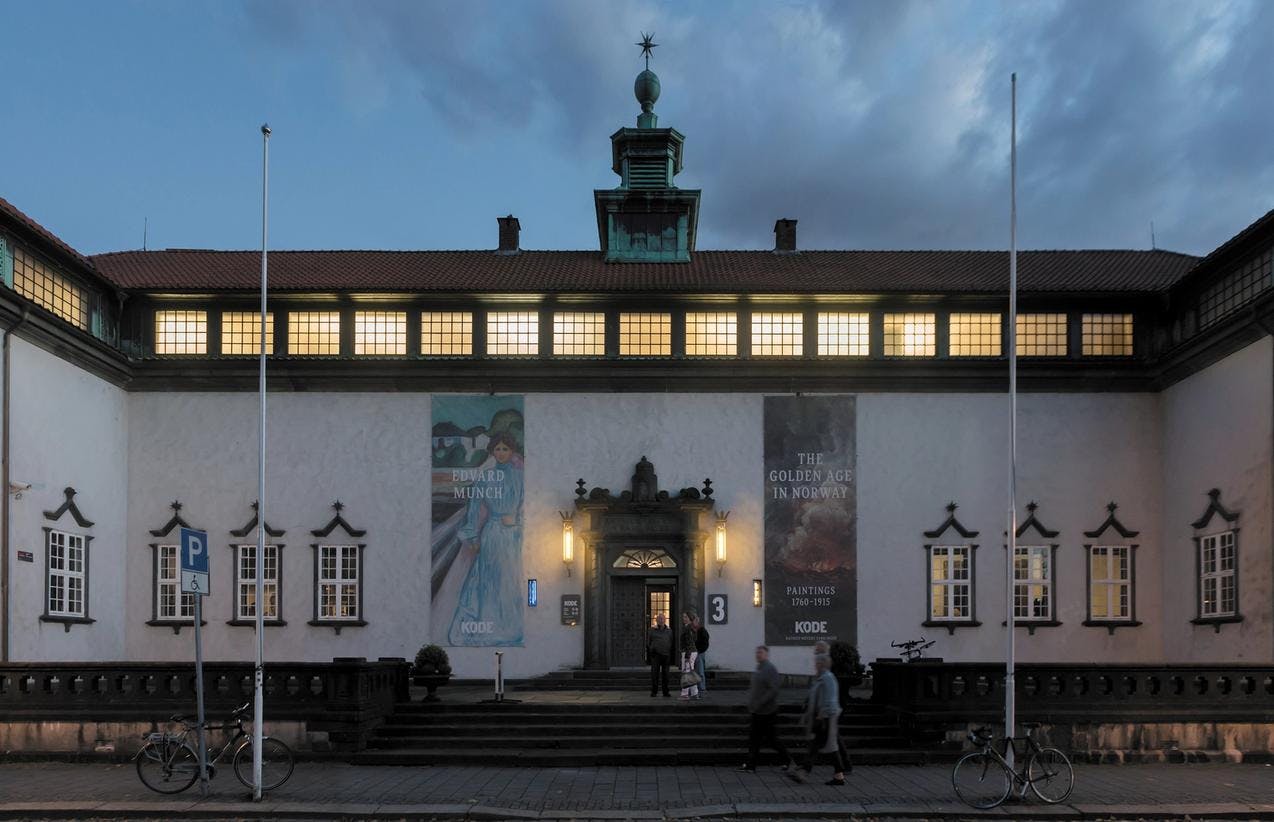 Museet Rasmus Meyers sett forfra, i kveldslys