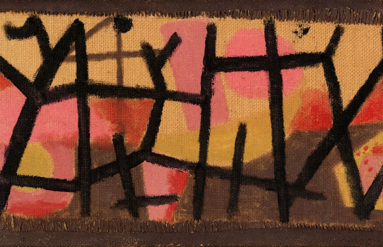 Et abstrakt maleri med sorte rune-skriftaktige former på en bakgrunn av store røde og rosa former.